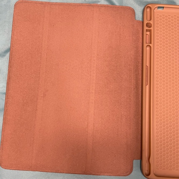 Rose gold ipad 10.2” case with apple pencil holder - Picture 4 of 6